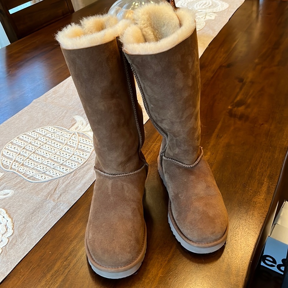 UGG NEW NEVER WORN!! Tall bow tie Ugg boots women's Size 7